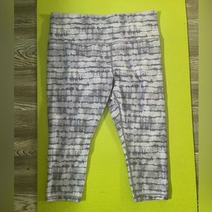 Like new! Athleta purple Elation printed capri yoga comfort pants - womens XL